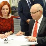 19.12.2019. Opatów. Nowoczesny ultrasonograf w Szpitalu św. Leona. Na zdjęciu (od lewej): Małgorzata Jalowska - wicestarosta opatowski i Tomasz Staniek - starosta opatowski / Emilia Sitarska / Radio Kielce