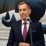 13.12.2019 Ostrowiec. Wernisaż prac wybranych przez jury w 14. Międzynarodowym Jesiennym Salonie Sztuki w BWA. Na zdjęciu: Piotr Dasios - zastępca prezydenta Ostrowca / Emilia Sitarska / Radio Kielce