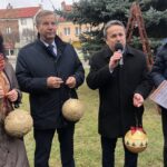 15.12.2019. Staszów. Ubieranie choinki na Rynku. Na zdjęciu (od lewej): Katarzyna Ciepiela - dyrektor Staszowskiego Ośrodka Kultury, Józef Żółciak - starosta staszowski, Leszek Kopeć - burmistrz Staszowa, Dominik Rożek - Staszowski Ośrodek Kultury / Grażyna-Szlęzak-Wójcik / Radio Kielce