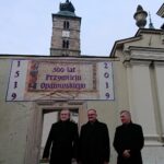 11.12.2019 Opatów. Wizyta Piotra Glińskiego w kolegiacie. Na zdjęciu (od lewej): wicepremier Piotr Gliński, ks. Michał Spociński - proboszcz kolegiaty i wojewoda Zbigniew Koniusz / Emilia Sitarska / Radio Kielce