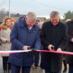 13.12.2019. Miłkowska Karczma. Uroczyste otwarcie wyremontowanej drogi. Na zdjęciu (od lewej): posłowie PiS Andrzej Kryj i Agata Wojtyszek, senator Jarosław Rusiecki, Zbigniew Koniusz - wojewoda świętokrzyski i Lech Łodej - burmistrz Kunowa / Emilia Sitarska / Radio Ostrowiec