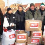 17.12.2019. Sandomierz. Ekipa serialu „Ojciec Mateusz” przekazała Szlachetną Paczkę dla jednej z rodzin z okolic Sandomierza. Na zdjęciu (od lewej): Renata Zarzycka - liderka Szlachetnej Paczki, Artur Pontek,  Artur Żmijewski, Michał Piela, Grzegorz Socha - wiceprezes Wojewódzkiego Funduszu Ochrony Środowiska i wolontariusz Szlachetnej Paczki / Grażyna Szlęzak-Wójcik / Radio Kielce