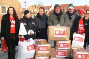 17.12.2019. Sandomierz. Ekipa serialu „Ojciec Mateusz” przekazała Szlachetną Paczkę dla jednej z rodzin z okolic Sandomierza. Na zdjęciu (od lewej): Renata Zarzycka - liderka Szlachetnej Paczki, Artur Pontek, Artur Żmijewski, Michał Piela, Grzegorz Socha - wiceprezes Wojewódzkiego Funduszu Ochrony Środowiska i wolontariusz Szlachetnej Paczki / Grażyna Szlęzak-Wójcik / Radio Kielce