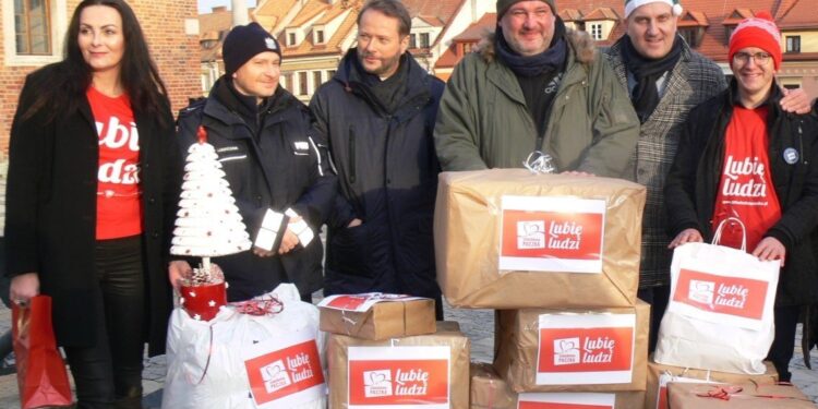 17.12.2019. Sandomierz. Ekipa serialu „Ojciec Mateusz” przekazała Szlachetną Paczkę dla jednej z rodzin z okolic Sandomierza. Na zdjęciu (od lewej): Renata Zarzycka - liderka Szlachetnej Paczki, Artur Pontek,  Artur Żmijewski, Michał Piela, Grzegorz Socha - wiceprezes Wojewódzkiego Funduszu Ochrony Środowiska i wolontariusz Szlachetnej Paczki / Grażyna Szlęzak-Wójcik / Radio Kielce