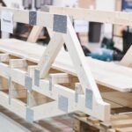 02.12.2019. Białystok. Studenci Politechniki Świętokrzyskiej  podczas konkursu drewnianych mostów / Politechnika Białostocka