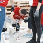 02.12.2019. Białystok. Studenci Politechniki Świętokrzyskiej  podczas konkursu drewnianych mostów / Politechnika Białostocka