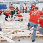 02.12.2019. Białystok. Studenci Politechniki Świętokrzyskiej  podczas konkursu drewnianych mostów / Politechnika Białostocka