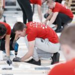 02.12.2019. Białystok. Studenci Politechniki Świętokrzyskiej  podczas konkursu drewnianych mostów / Politechnika Białostocka