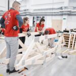 02.12.2019. Białystok. Studenci Politechniki Świętokrzyskiej  podczas konkursu drewnianych mostów / Politechnika Białostocka