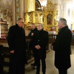 11.12.2019 Opatów. Wizyta Piotra Glińskiego w kolegiacie. Na zdjęciu (od lewej): ks. Michał Spociński - proboszcz kolegiaty, wicepremier Piotr Gliński i wojewoda Zbigniew Koniusz / Emilia Sitarska / Radio Kielce