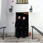 11.12.2019 Opatów. Wizyta Piotra Glińskiego w kolegiacie. Na zdjęciu (od lewej): ks. Michał Spociński - proboszcz kolegiaty i wicepremier Piotr Gliński / Emilia Sitarska / Radio Kielce