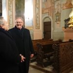 11.12.2019 Opatów. Wizyta Piotra Glińskiego w kolegiacie. Na zdjęciu (od lewej): wojewoda Zbigniew Koniusz, wicepremier Piotr Gliński i ks. Michał Spociński - proboszcz parafii / Emilia Sitarska / Radio Kielce