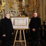 11.12.2019 Opatów. Wizyta Piotra Glińskiego w kolegiacie. Na zdjęciu (od lewej): wicepremier Piotr Gliński i wojewoda Zbigniew Koniusz / Emilia Sitarska / Radio Kielce