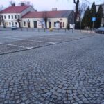 10.12.2019. Opatów. Zapadnięta kostka brukowa na opatowskim Rynku / Emilia Sitarska / Radio Kielce