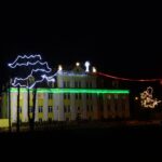 22.12.2019 Ostrowiec Świętokrzyski. Iluminacje przed Domem Ulgi w Cierpieniu Jana Pawła II / Emilia Sitarska / Radio Kielce