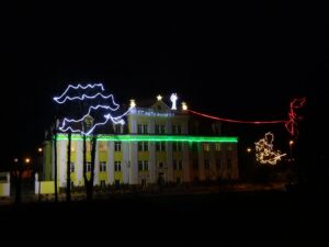 22.12.2019 Ostrowiec Świętokrzyski. Iluminacje przed Domem Ulgi w Cierpieniu Jana Pawła II / Emilia Sitarska / Radio Kielce