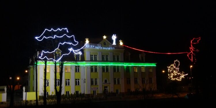 22.12.2019 Ostrowiec Świętokrzyski. Iluminacje przed Domem Ulgi w Cierpieniu Jana Pawła II / Emilia Sitarska / Radio Kielce