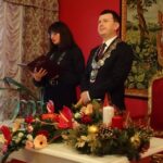 14.12.2019 Ostrowiec. Uroczystość długoletniego pożycia małżeńskiego. Na zdjęciu (od lewej): Beata Duda - p.o. naczelnika Wydziału Spraw Obywatelskich w ratuszu i Jarosław Górczyński - prezydent Ostrowca / Emilia Sitarska / Radio Kielce