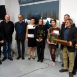 13.12.2019 Ostrowiec. Wernisaż prac wybranych przez jury w 14. Międzynarodowym Jesiennym Salonie Sztuki w BWA. Osoby wyróżnione oraz nagrodzone podczas 14. Międzynarodowego Jesiennego Salonu Sztuki / Emilia Sitarska / Radio Kielce