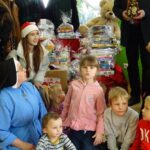 10.12.2019 Denków.  Przekazanie paczek świątecznych dla domu dziecka Nasz Dom w Denkowie / Emilia Sitarska / Radio Kielce
