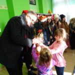 10.12.2019 Denków.  Przekazanie paczek świątecznych dla domu dziecka Nasz Dom w Denkowie / Emilia Sitarska / Radio Kielce