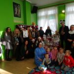 10.12.2019 Denków.  Przekazanie paczek świątecznych dla domu dziecka Nasz Dom w Denkowie / Emilia Sitarska / Radio Kielce