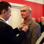 14.12.2019 Ostrowiec. Uroczystość długoletniego pożycia małżeńskiego. Na zdjęciu (od lewej): Jarosław Ryszard Górczyński - prezydent Ostrowca, a także Ryszard i Alicja Partykowie - świętujący złote gody / Emilia Sitarska / Radio Kielce