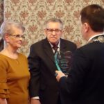 14.12.2019 Ostrowiec. Uroczystość długoletniego pożycia małżeńskiego. Na zdjęciu (od lewej): Teodozja i Józef Gotowieccy - świętujący diamentowe gody i Jarosław Górczyński - prezydent Ostrowca / Emilia Sitarska / Radio Kielce