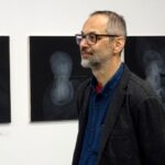 13.12.2019 Ostrowiec. Wernisaż prac wybranych przez jury w 14. Międzynarodowym Jesiennym Salonie Sztuki w BWA. Na zdjęciu: prof. Sławomir Marzec - wykładowca ASP w Warszawie, przewodniczący jury konkursowego 14. Międzynarodowego Jesiennego Salonu Sztuki / Emilia Sitarska / Radio Kielce