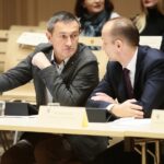 Kielce. 20.12.2019. Sesja Sejmiku Województwa Świętokrzyskiego w Filharmonii Świętokrzyskiej. Na zdjęciu (od lewej): Grzegorz Świercz - radny sejmiku województwa, Sławomir Gierada - radny sejmiku województwa / Wiktor Taszłow / Radio Kielce