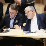 Kielce. 20.12.2019. Sesja Sejmiku Województwa Świętokrzyskiego w Filharmonii Świętokrzyskiej. Na zdjęciu (od lewej): Jan Maćkowiak - radny sejmiku województwa, Grigor Szaginian - radny sejmiku województwa / Wiktor Taszłow / Radio Kielce