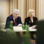 Kielce. 20.12.2019. Sesja Sejmiku Województwa Świętokrzyskiego w Filharmonii Świętokrzyskiej. Na zdjęciu (od lewej): Andrzej Bętkowski - marszałek województwa świętokrzyskiego, Renata Janik - wicemarszałek województwa świętokrzyskiego / Wiktor Taszłow / Radio Kielce