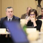 Kielce. 20.12.2019. Sesja Sejmiku Województwa Świętokrzyskiego w Filharmonii Świętokrzyskiej. Na zdjęciu (od lewej): Grzegorz Gałuszka - radny sejmiku województwa, Agata Binkowska - radna sejmiku województwa / Wiktor Taszłow / Radio Kielce