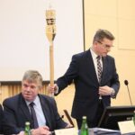 Kielce. 20.12.2019. Sesja Sejmiku Województwa Świętokrzyskiego w Filharmonii Świętokrzyskiej. Na zdjęciu (od lewej): Marek Strzała - wiceprzewodniczący sejmiku województwa, Mieczysław Gębski - wiceprzewodniczący sejmiku województwa, Andrzej Pruś - przewodniczący sejmiku województwa / Wiktor Taszłow / Radio Kielce