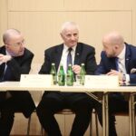 Kielce. 20.12.2019. Sesja Sejmiku Województwa Świętokrzyskiego w Filharmonii Świętokrzyskiej. Na zdjęciu (od lewej): Marek Bogusławski - wicemarszałek województwa świętokrzyskiego, Marek Jońca – członek zarządu województwa świętokrzyskiego, Mariusz Gosek - członek zarządu województwa świętokrzyskiego / Wiktor Taszłow / Radio Kielce