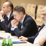 Kielce. 20.12.2019. Sesja Sejmiku Województwa Świętokrzyskiego w Filharmonii Świętokrzyskiej. Na zdjęciu (od lewej): Sławomir Gierada - radny sejmiku województwa, Jan Maćkowiak - radny sejmiku województwa, Grigor Szaginian - radny sejmiku województwa / Wiktor Taszłow / Radio Kielce