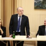 Kielce. 20.12.2019. Sesja Sejmiku Województwa Świętokrzyskiego w Filharmonii Świętokrzyskiej. Na zdjęciu (od lewej): Renata Janik - wicemarszałek województwa świętokrzyskiego, Marek Bogusławski - wicemarszałek województwa świętokrzyskiego, Marek Jońca – członek zarządu województwa świętokrzyskiego / Wiktor Taszłow / Radio Kielce