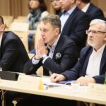 Kielce. 20.12.2019. Sesja Sejmiku Województwa Świętokrzyskiego w Filharmonii Świętokrzyskiej. Na zdjęciu (od lewej): Sławomir Gierada - radny sejmiku województwa, Jan Maćkowiak - radny sejmiku województwa, Grigor Szaginian - radny sejmiku województwa / Wiktor Taszłow / Radio Kielce