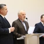 Kielce. 20.12.2019. Sesja Sejmiku Województwa Świętokrzyskiego w Filharmonii Świętokrzyskiej. Na zdjęciu (od lewej): Grzegorz Gałuszka - radny sejmiku województwa, Grzegorz Banaś - radny sejmiku województwa, Artur Konarski - radny sejmiku województwa / Wiktor Taszłow / Radio Kielce