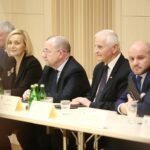 Kielce. 20.12.2019. Sesja Sejmiku Województwa Świętokrzyskiego w Filharmonii Świętokrzyskiej. Na zdjęciu (od lewej): Andrzej Bętkowski - marszałek województwa świętokrzyskiego, Renata Janik - wicemarszałek województwa świętokrzyskiego, Marek Bogusławski - wicemarszałek województwa świętokrzyskiego, Marek Jońca – członek zarządu województwa świętokrzyskiego, Mariusz Gosek - członek zarządu województwa świętokrzyskiego / Wiktor Taszłow / Radio Kielce