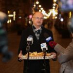 21.12.2012. Kielce. Piotr Wawrzyk przekazał świąteczne życzenia i dzielił się szarlotką własnego wykonania. Na zdjęciu: Piotr Wawrzyk - wiceminister spraw zagraniczncyh / Wiktor Taszłow / Radio Kielce