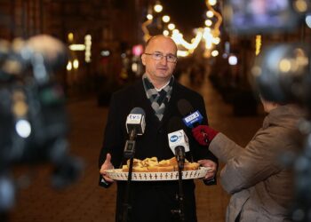 21.12.2012. Kielce. Piotr Wawrzyk przekazał świąteczne życzenia i dzielił się szarlotką własnego wykonania. Na zdjęciu: Piotr Wawrzyk - wiceminister spraw zagraniczncyh / Wiktor Taszłow / Radio Kielce