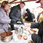 22.12.2019. Kielce. Wigilia dla potrzebujących na Rynku w Kielcach. Na zdjęciu ( od lewej): Bożena Szczypiór - wiceprezydent Kielc, Grzegorz Sowiński - zastępca dyrektora wydziału edukacji, kultury i sportu / Wiktor Taszłow / Radio Kielce