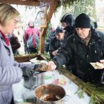 22.12.2019. Kielce. Wigilia dla potrzebujących na Rynku w Kielcach. Na zdjęciu (od lewej): Bożena Szczypiór - wiceprezydent Kielc / Wiktor Taszłow / Radio Kielce