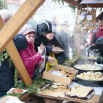 22.12.2019. Kielce. Wigilia dla potrzebujących na Rynku w Kielcach. Na zdjęciu (od prawej): Grzegorz Sowiński - zastępca dyrektora wydziału edukacji, kultury i sportu / Wiktor Taszłow / Radio Kielce