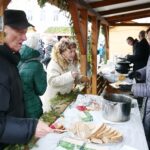 22.12.2019. Kielce. Wigilia dla potrzebujących na Rynku w Kielcach. Na zdjęciu (od prawej): Bożena Szczypiór - wiceprezydent Kielc / Wiktor Taszłow / Radio Kielce