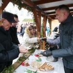 22.12.2019. Kielce. Wigilia dla potrzebujących na Rynku w Kielcach. Na zdjęciu (od prawej): Grzegorz Sowiński - zastępca dyrektora wydziału edukacji, kultury i sportu / Wiktor Taszłow / Radio Kielce