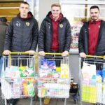 Kielce. 03.12.2019. Piłkarze Korony Kielce włączyli się w akcję Szlachetnej Paczki. Na zdjęciu (od lewej): Jakub Osobiński - bramkarz, Paweł Sokół - bramkarz, Luka Kukić - bramkarz / Wiktor Taszłow / Radio Kielce