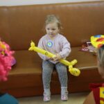 Kielce. 02.12.2019. Fundacja "Dr. Clown" odwiedziła małych pacjentów w szpitalu / Wiktor Taszłow / Radio Kielce