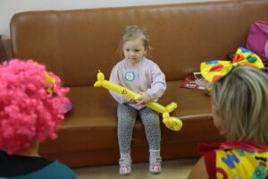 Kielce. 02.12.2019. Fundacja "Dr. Clown" odwiedziła małych pacjentów w szpitalu / Wiktor Taszłow / Radio Kielce
